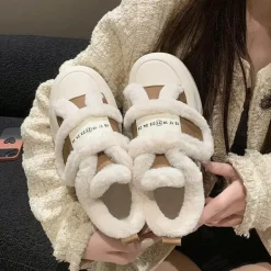 Klobige Plateauschuhe – Plüsch-Schuhwerk mit erhöhtem Absatz