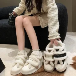 Klobige Plateauschuhe – Plüsch-Schuhwerk mit erhöhtem Absatz