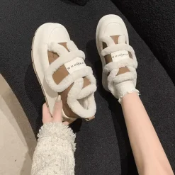 Klobige Plateauschuhe – Plüsch-Schuhwerk mit erhöhtem Absatz