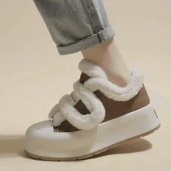 Klobige Plateauschuhe – Plüsch-Schuhwerk mit erhöhtem Absatz