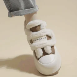 Klobige Plateauschuhe – Plüsch-Schuhwerk mit erhöhtem Absatz