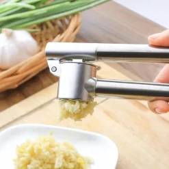 Knoblauchpresse aus Edelstahl – Multifunktionales Küchenwerkzeug zum mühelosen Zerdrücken und Zerkleinern