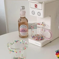 Koreanischer doppelschichtiger Glasbecher – isolierter Getränkebecher