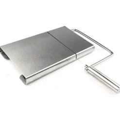 Käsehobel aus Edelstahl mit Ersatzdraht. Unverzichtbares Küchengerät für perfekt geschnittenen Käse.