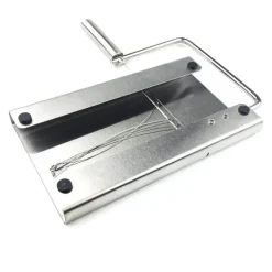 Käsehobel aus Edelstahl mit Ersatzdraht. Unverzichtbares Küchengerät für perfekt geschnittenen Käse.