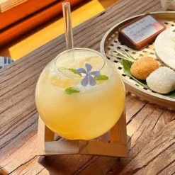 Kugelförmiges Gläserset - Kaffee-, Saft- und Cocktailbecher mit Strohhalm auf Holzbasis