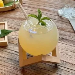 Kugelförmiges Gläserset - Kaffee-, Saft- und Cocktailbecher mit Strohhalm auf Holzbasis