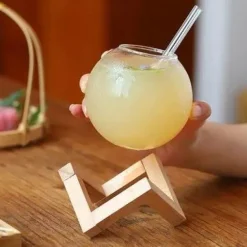 Kugelförmiges Gläserset - Kaffee-, Saft- und Cocktailbecher mit Strohhalm auf Holzbasis