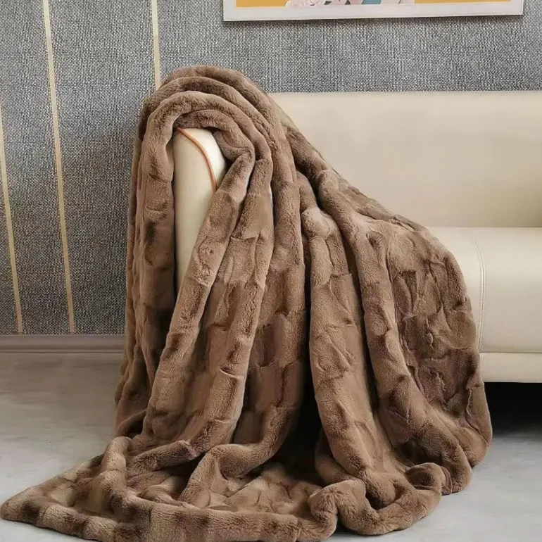 Kuschelige Kunstfell-Überwurfdecke - Lawrence Fur Blanket