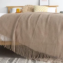 Kuschelige Strickdecke – Überwurf mit Quasten für Sofa oder Bett