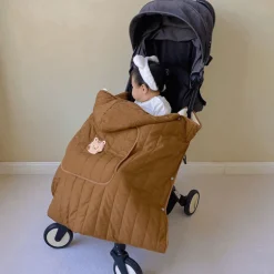 Kuschelige Winterdecke für den Kinderwagen – warmes Mama-Wickeltuch