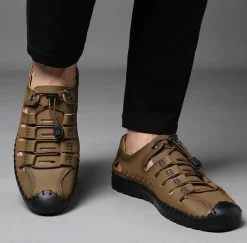 Lässige Strandsandale aus flexiblem Leder