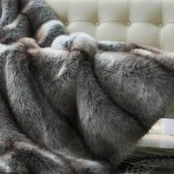 Luxuriöse Felldecke – weicher, gemütlicher Überwurf