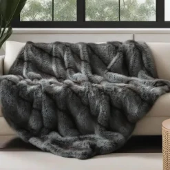 Luxuriöse Felldecke – weicher, gemütlicher Überwurf