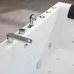 Luxuriöse Spa-Badewanne – Entspannungserlebnis mit Wasserfall