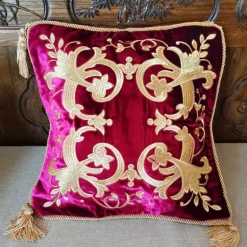 Luxuriöser Kissenbezug aus Samt mit Petunienmotiv – elegantes Sofadekor