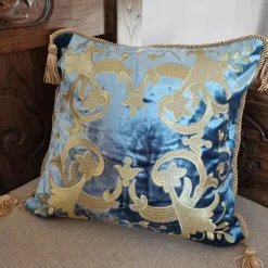 Luxuriöser Kissenbezug aus Samt mit Petunienmotiv – elegantes Sofadekor