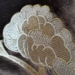 Luxuriöser Kissenbezug aus Samt mit Petunienmotiv – elegantes Sofadekor