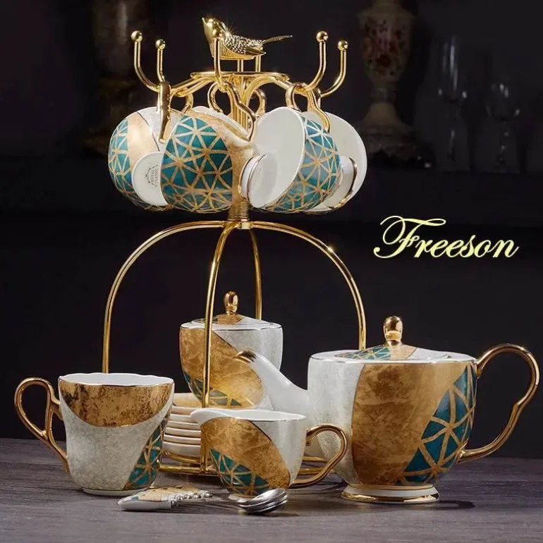Luxuriöses Kaffeeservice aus Knochenporzellan – Teekanne, Tassen, Zuckerdose, Milchkännchen mit Goldeinlage