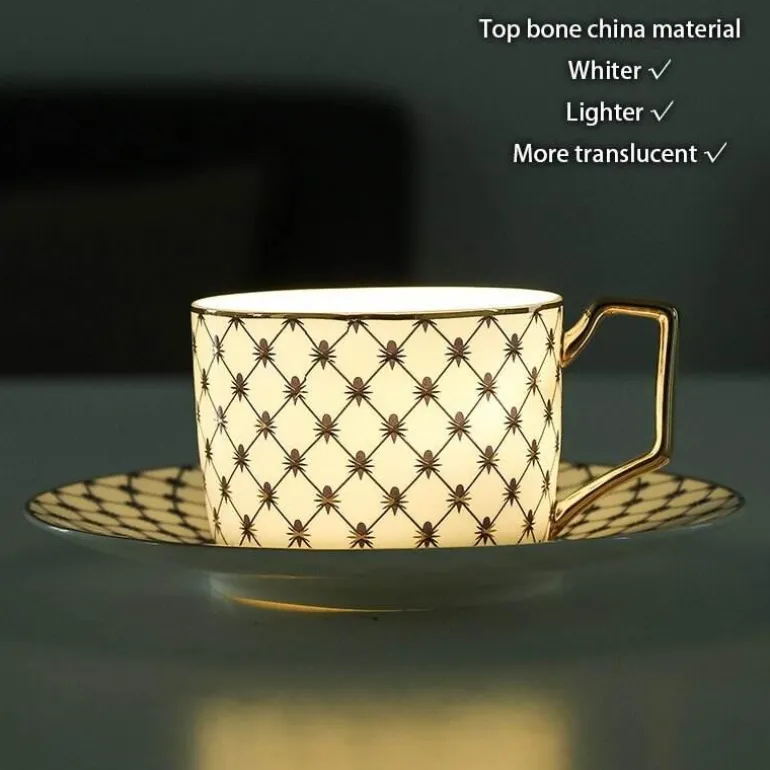 Luxuriöses Tee- und Kaffeeset aus Bone China – Elegante Kanne und Tassen aus goldfarbenem Porzellan