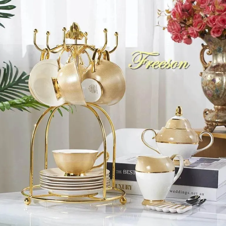 Luxuriöses Teeservice aus Knochenporzellan mit Goldbesatz, Teekanne, Kaffeetassen und Milchkännchen