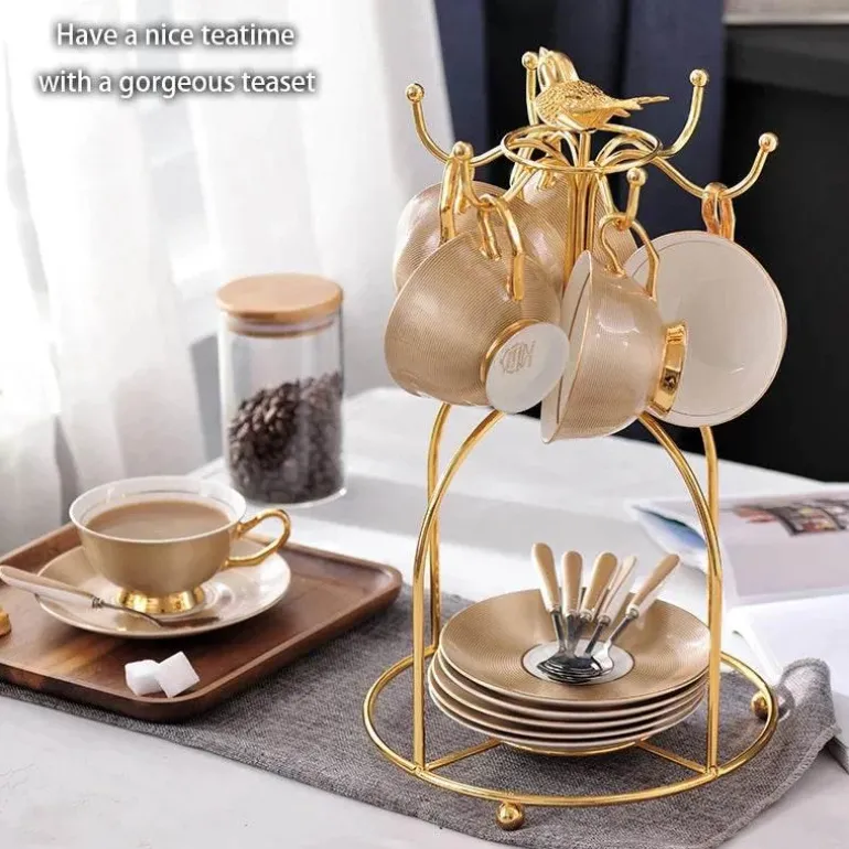 Luxuriöses Teeservice aus Knochenporzellan mit Goldbesatz, Teekanne, Kaffeetassen und Milchkännchen
