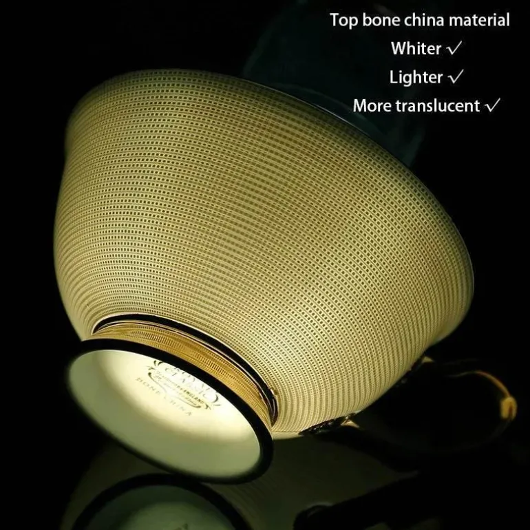 Luxuriöses Teeservice aus Knochenporzellan mit Goldbesatz, Teekanne, Kaffeetassen und Milchkännchen