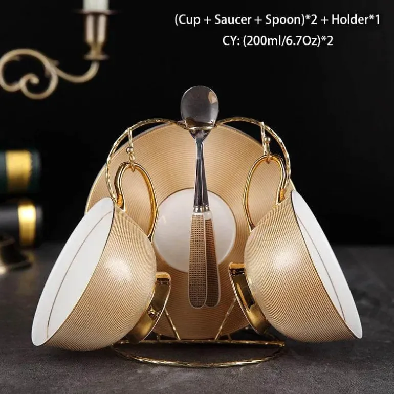 Luxuriöses Teeservice aus Knochenporzellan mit Goldbesatz, Teekanne, Kaffeetassen und Milchkännchen
