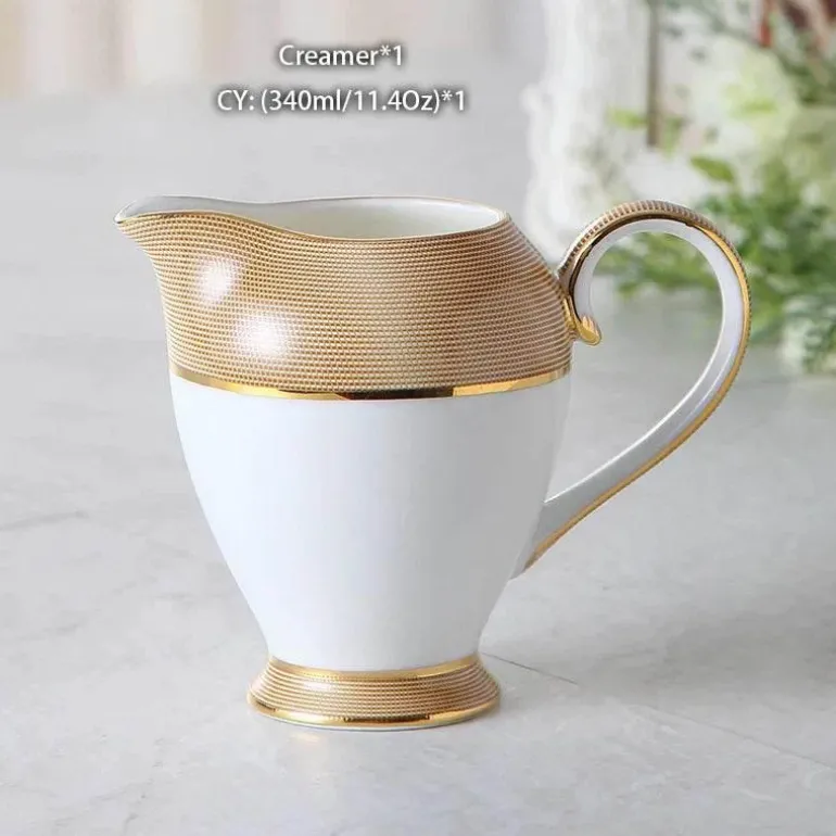 Luxuriöses Teeservice aus Knochenporzellan mit Goldbesatz, Teekanne, Kaffeetassen und Milchkännchen