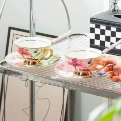 Luxuriöses Teeservice aus Porzellan mit Löffel „Lily“ – elegante Tasse und Untertasse
