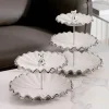 Mehrschichtiger Tortenständer – Elegante Dessertpräsentation mit Wasserwellen