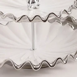 Mehrschichtiger Tortenständer – Elegante Dessertpräsentation mit Wasserwellen