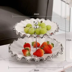 Mehrschichtiger Tortenständer – Elegante Dessertpräsentation mit Wasserwellen