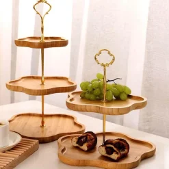 Mehrschichtiger Tortenständer aus Holz – Elegante Dessertpräsentation