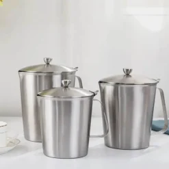 Milchaufschäumkrug aus Edelstahl mit Deckel - Messbecher