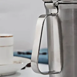 Milchaufschäumkrug aus Edelstahl mit Deckel - Messbecher