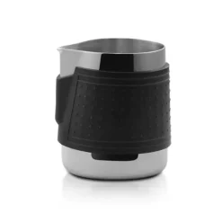 Milchaufschäumkrug aus Edelstahl – 12 oz Latte Art Cup mit Silikonhülle
