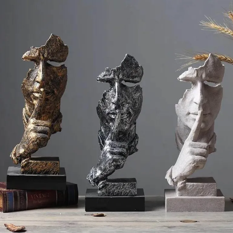 Miniatur-Schreibtischskulptur – Elegantes Schweigen ist Golddekor