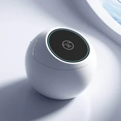 Moderne beheizte Toilette mit integriertem Wassertank