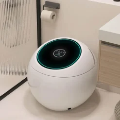 Moderne beheizte Toilette mit integriertem Wassertank