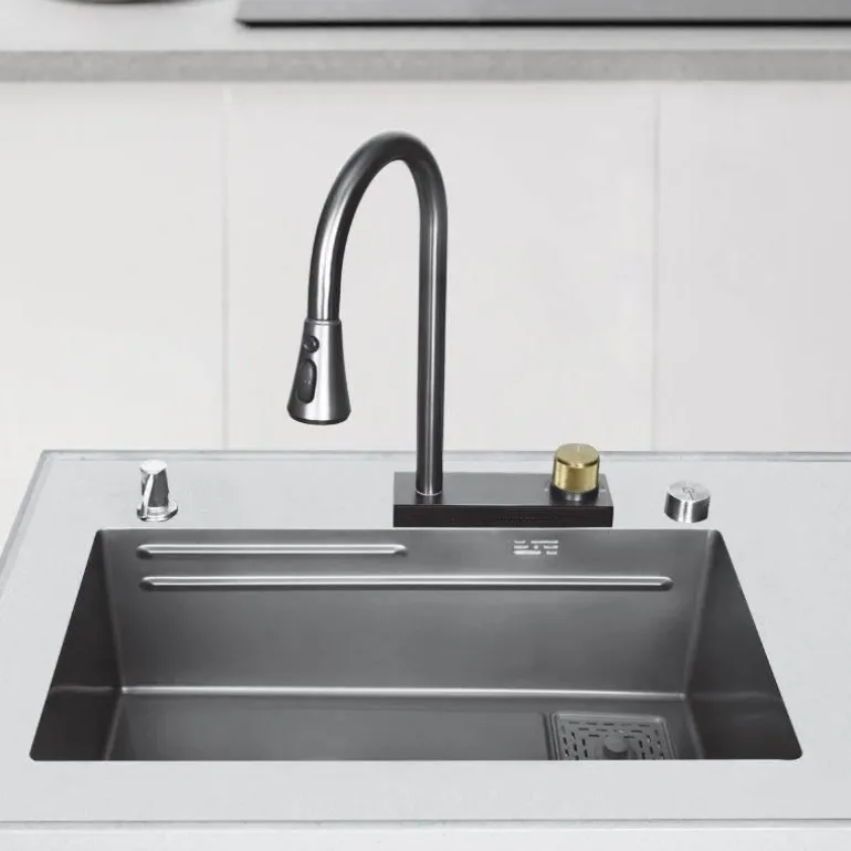 Moderne Küchenspüle aus Edelstahl – Elegantes Wasserfall-Design