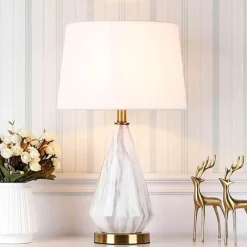 Moderne Tischlampe – Elegante Lichtlösung