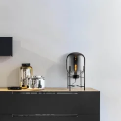 Moderne verstellbare Stehlampe – zeitgenössische Beleuchtungsvorrichtung