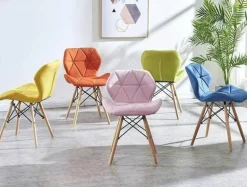 Moderner, einfacher, farbenfroher Heimstuhl