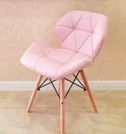 Moderner, einfacher, farbenfroher Heimstuhl