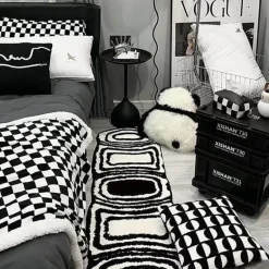 Moderner karierter Teppich – schlichter Akzentteppich