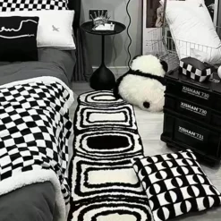 Moderner karierter Teppich – schlichter Akzentteppich