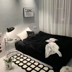 Moderner karierter Teppich – schlichter Akzentteppich