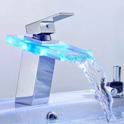 Moderner LED-Wasserhahn aus Messing – zeitgenössische Wasserfall-Badezimmerarmatur