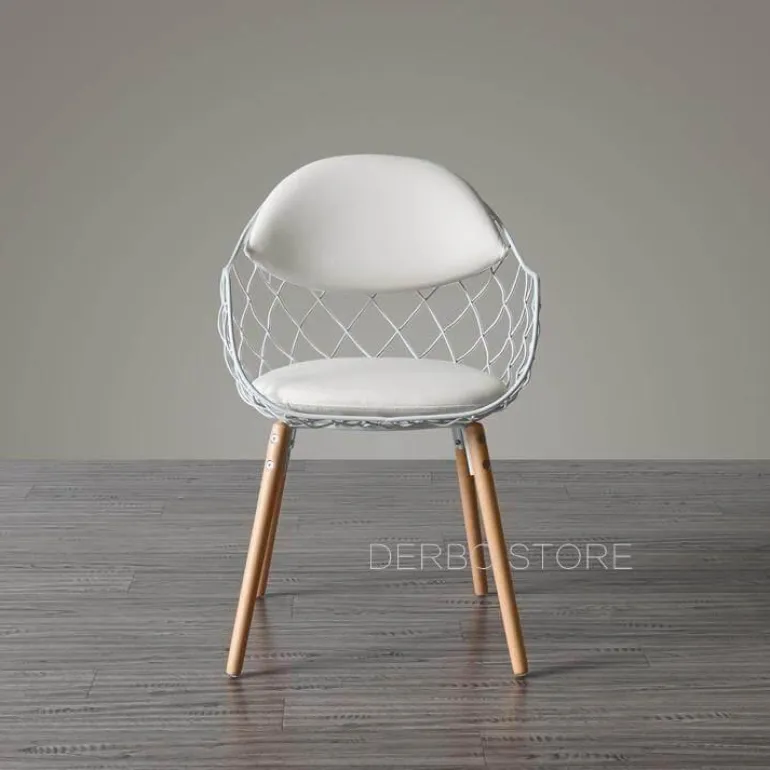 Moderner Metallstuhl mit Holzbeinen – Luxusdesign